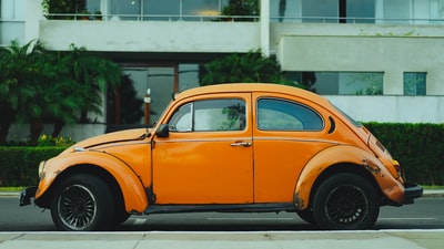 街を走るオレンジの車