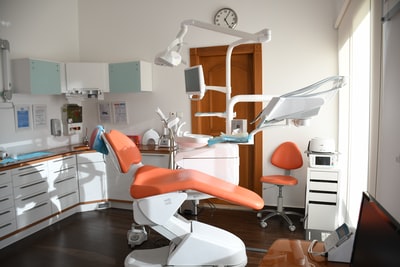 歯医者のオレンジ色の治療台