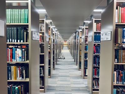 本棚が並ぶ図書館