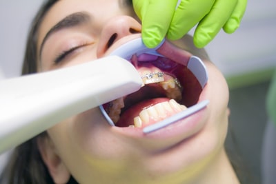 歯医者で矯正治療を受ける女性