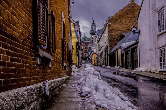 路面が凍結した街の風景
