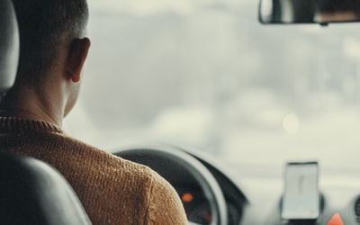 雪道を運転する男性