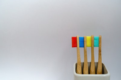 4色の並んだ歯ブラシ