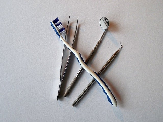 歯の治療に使う器具と歯ブラシ