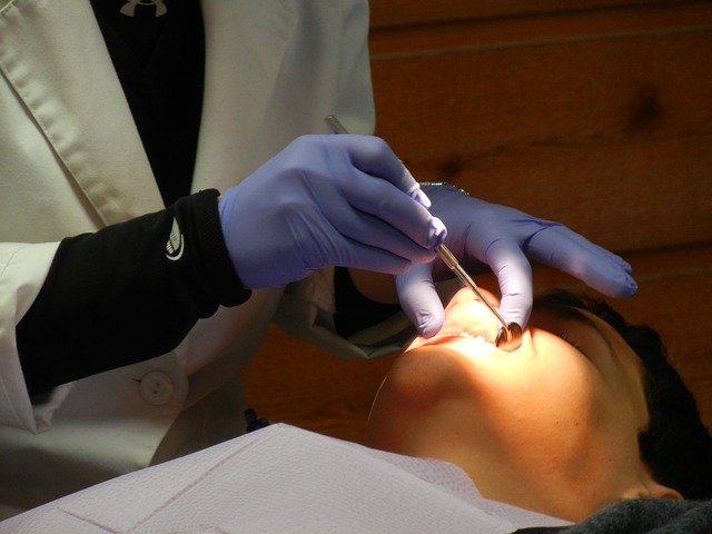 歯医者で治療を受ける人