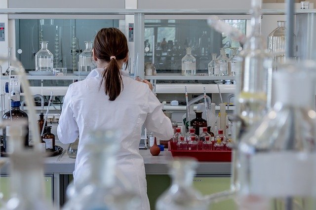 実験室で働く白衣を着た女性