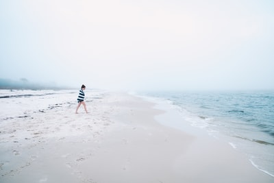 海辺を一人歩く女性