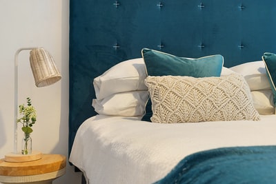 青を基調とした部屋と青のベッド
