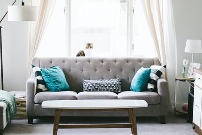 白を基調とした部屋とグレーのソファ