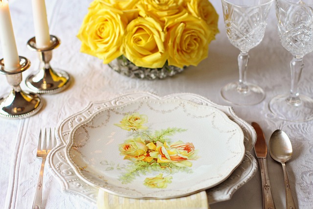黄色の薔薇の花束に似合ったテーブルセッティング