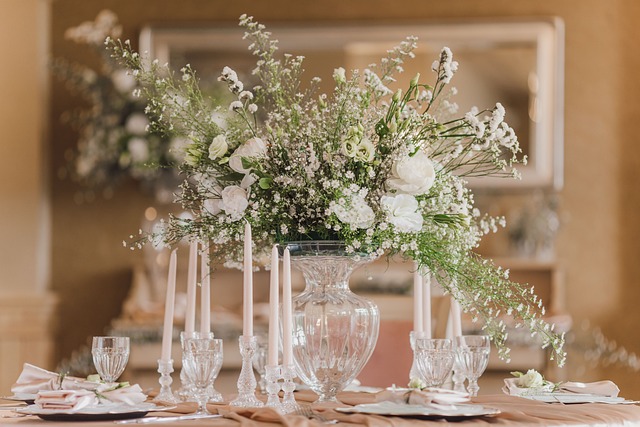 テーブルにセットされたウエディング用の白い花の花瓶とテーブルセット